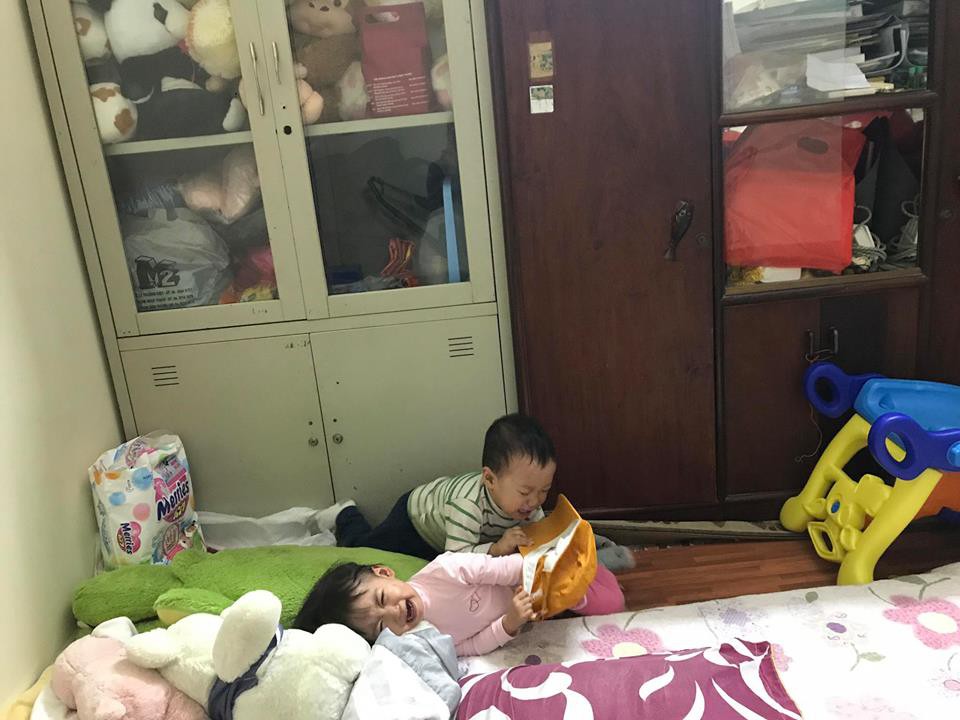 Cận cảnh cuộc chiến không cân sức trong gia đình có con sinh đôi, dân mạng xem xong chỉ biết cười lăn lóc