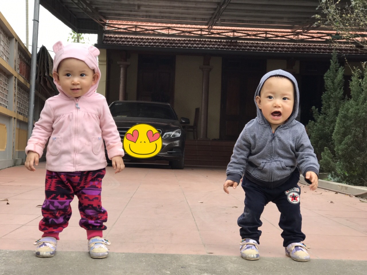 Cận cảnh cuộc chiến không cân sức trong gia đình có con sinh đôi, dân mạng xem xong chỉ biết cười lăn lóc