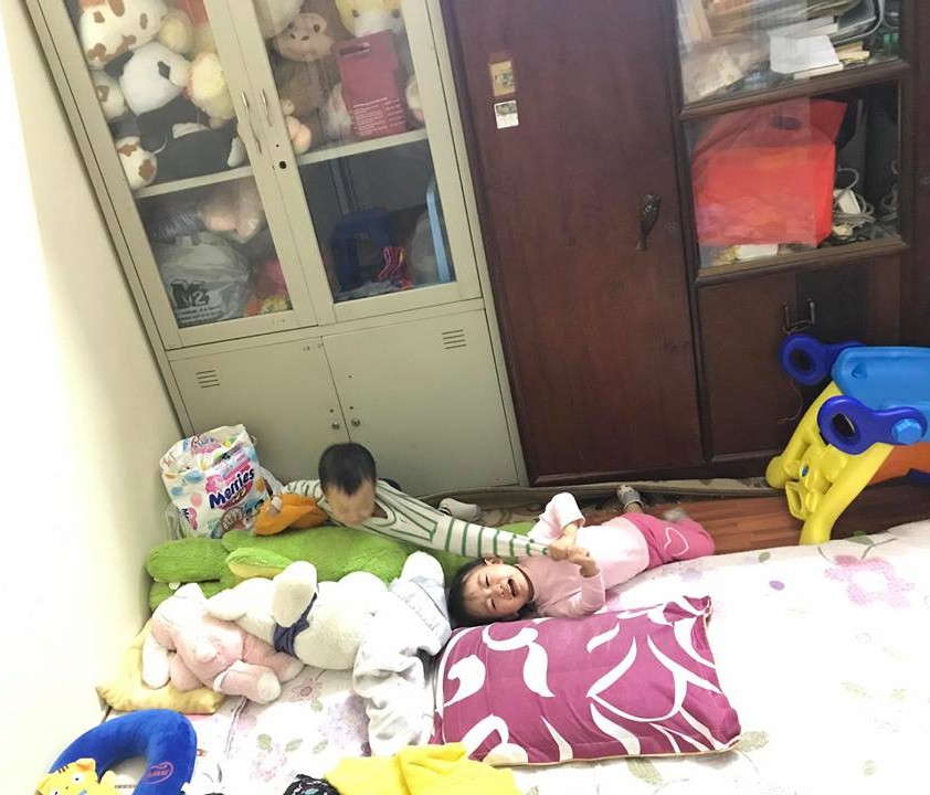 Cận cảnh cuộc chiến không cân sức trong gia đình có con sinh đôi, dân mạng xem xong chỉ biết cười lăn lóc