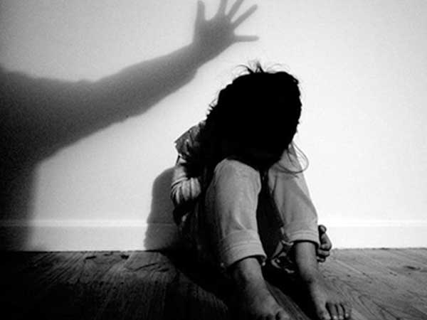 Vô tình xem camera an ninh, bàng hoàng thấy bạn đang giở trò đồi bại với con gái mình