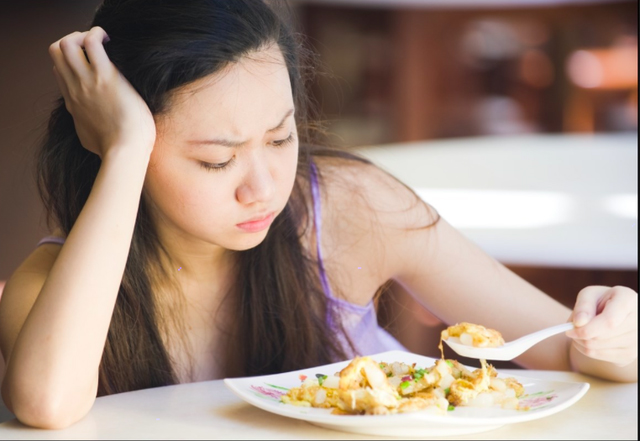 Dân mạng phẫn nộ vì cô gái bị bạn trai chửi mắng, tát sấp mặt do không ăn hải sản Dân mạng phẫn nộ vì cô gái bị bạn trai chửi mắng, tát sấp mặt do không ăn hải sản