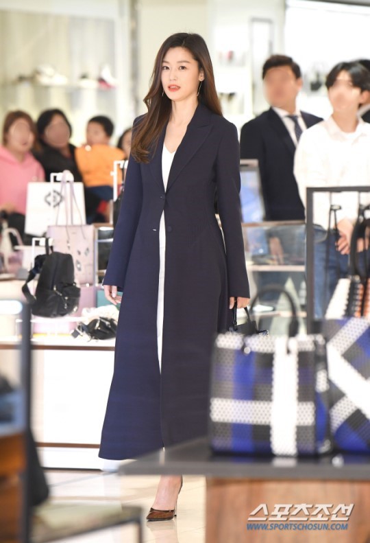 Đã thành bà mẹ 2 con, mợ chảnh Jeon Ji Hyun vẫn gây náo loạn trung tâm thương mại vì nhan sắc đỉnh cao
