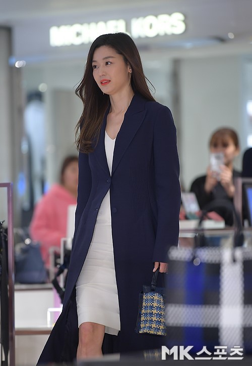 Đã thành bà mẹ 2 con, mợ chảnh Jeon Ji Hyun vẫn gây náo loạn trung tâm thương mại vì nhan sắc đỉnh cao