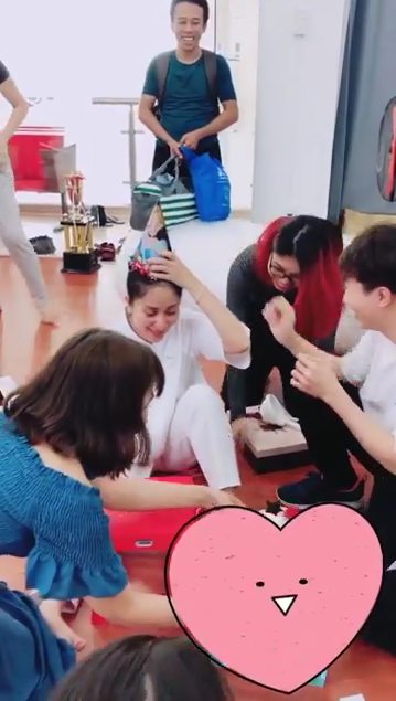 Khánh Thi rơi nước mắt khi được tổ chức sinh nhật bất ngờ, nhưng biểu cảm của Phan Hiển mới đáng chú ý