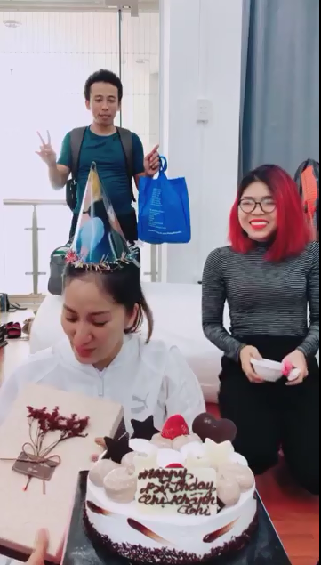 Khánh Thi rơi nước mắt khi được tổ chức sinh nhật bất ngờ, nhưng biểu cảm của Phan Hiển mới đáng chú ý
