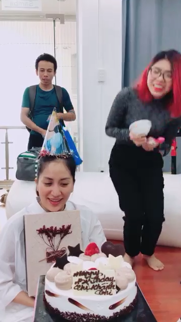 Khánh Thi rơi nước mắt khi được tổ chức sinh nhật bất ngờ, nhưng biểu cảm của Phan Hiển mới đáng chú ý