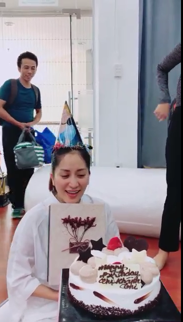 Khánh Thi rơi nước mắt khi được tổ chức sinh nhật bất ngờ, nhưng biểu cảm của Phan Hiển mới đáng chú ý