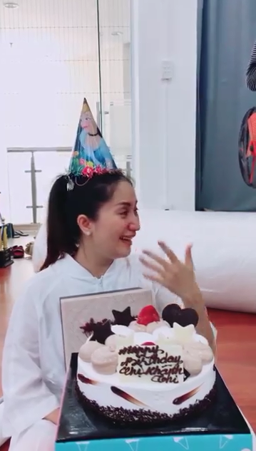 Khánh Thi rơi nước mắt khi được tổ chức sinh nhật bất ngờ, nhưng biểu cảm của Phan Hiển mới đáng chú ý