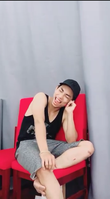 Khánh Thi rơi nước mắt khi được tổ chức sinh nhật bất ngờ, nhưng biểu cảm của Phan Hiển mới đáng chú ý