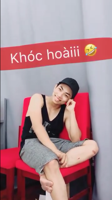 Khánh Thi rơi nước mắt khi được tổ chức sinh nhật bất ngờ, nhưng biểu cảm của Phan Hiển mới đáng chú ý