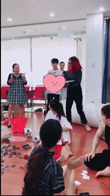 Khánh Thi rơi nước mắt khi được tổ chức sinh nhật bất ngờ, nhưng biểu cảm của Phan Hiển mới đáng chú ý