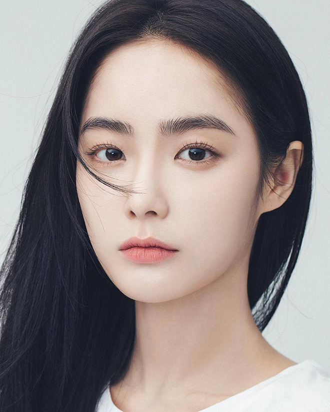 Cô nàng nổi như cồn trên Instagram với mặt mộc và cặp lông mày tự nhiên thách thức giới makeup là ai? Cô nàng nổi như cồn trên Instagram với mặt mộc và cặp lông mày tự nhiên thách thức giới makeup là ai?