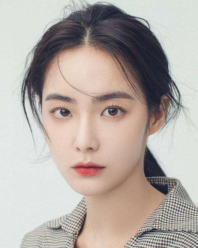 Cô nàng nổi như cồn trên Instagram với mặt mộc và cặp lông mày tự nhiên thách thức giới makeup là ai? Cô nàng nổi như cồn trên Instagram với mặt mộc và cặp lông mày tự nhiên thách thức giới makeup là ai?