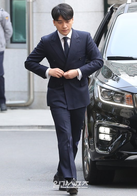 Clip Seungri chính thức trình diện để thẩm vấn: Vẫn đi xe sang nhưng tiều tuỵ hẳn, mắt đỏ rưng rưng xin lỗi nạn nhân Clip Seungri chính thức trình diện để thẩm vấn: Vẫn đi xe sang nhưng tiều tuỵ hẳn, mắt đỏ rưng rưng xin lỗi nạn nhân