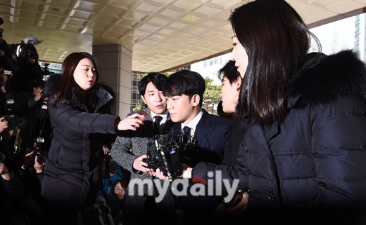 Clip Seungri chính thức trình diện để thẩm vấn: Vẫn đi xe sang nhưng tiều tuỵ hẳn, mắt đỏ rưng rưng xin lỗi nạn nhân Clip Seungri chính thức trình diện để thẩm vấn: Vẫn đi xe sang nhưng tiều tuỵ hẳn, mắt đỏ rưng rưng xin lỗi nạn nhân