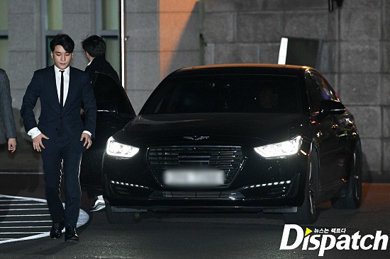 Clip Seungri chính thức trình diện để thẩm vấn: Vẫn đi xe sang nhưng tiều tuỵ hẳn, mắt đỏ rưng rưng xin lỗi nạn nhân Clip Seungri chính thức trình diện để thẩm vấn: Vẫn đi xe sang nhưng tiều tuỵ hẳn, mắt đỏ rưng rưng xin lỗi nạn nhân