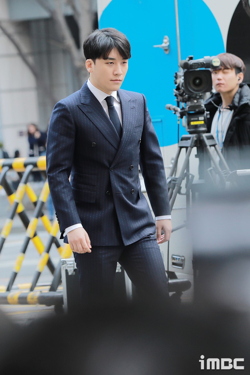 Clip Seungri chính thức trình diện để thẩm vấn: Vẫn đi xe sang nhưng tiều tuỵ hẳn, mắt đỏ rưng rưng xin lỗi nạn nhân