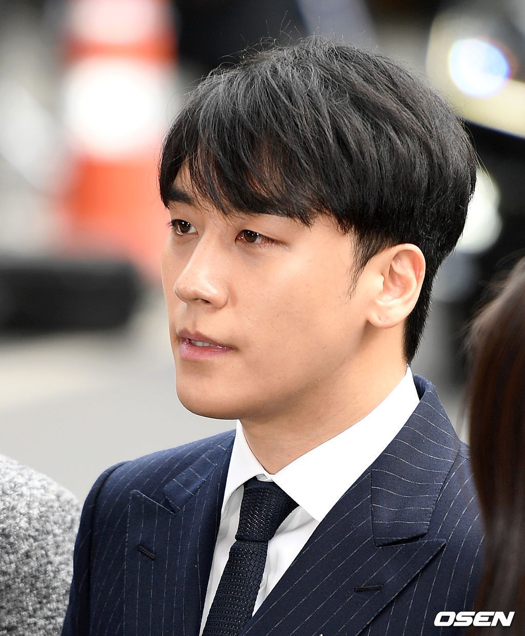 Clip Seungri chính thức trình diện để thẩm vấn: Vẫn đi xe sang nhưng tiều tuỵ hẳn, mắt đỏ rưng rưng xin lỗi nạn nhân Clip Seungri chính thức trình diện để thẩm vấn: Vẫn đi xe sang nhưng tiều tuỵ hẳn, mắt đỏ rưng rưng xin lỗi nạn nhân