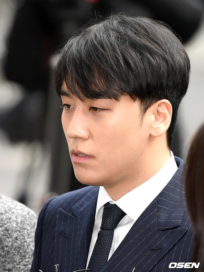 Clip Seungri chính thức trình diện để thẩm vấn: Vẫn đi xe sang nhưng tiều tuỵ hẳn, mắt đỏ rưng rưng xin lỗi nạn nhân Clip Seungri chính thức trình diện để thẩm vấn: Vẫn đi xe sang nhưng tiều tuỵ hẳn, mắt đỏ rưng rưng xin lỗi nạn nhân