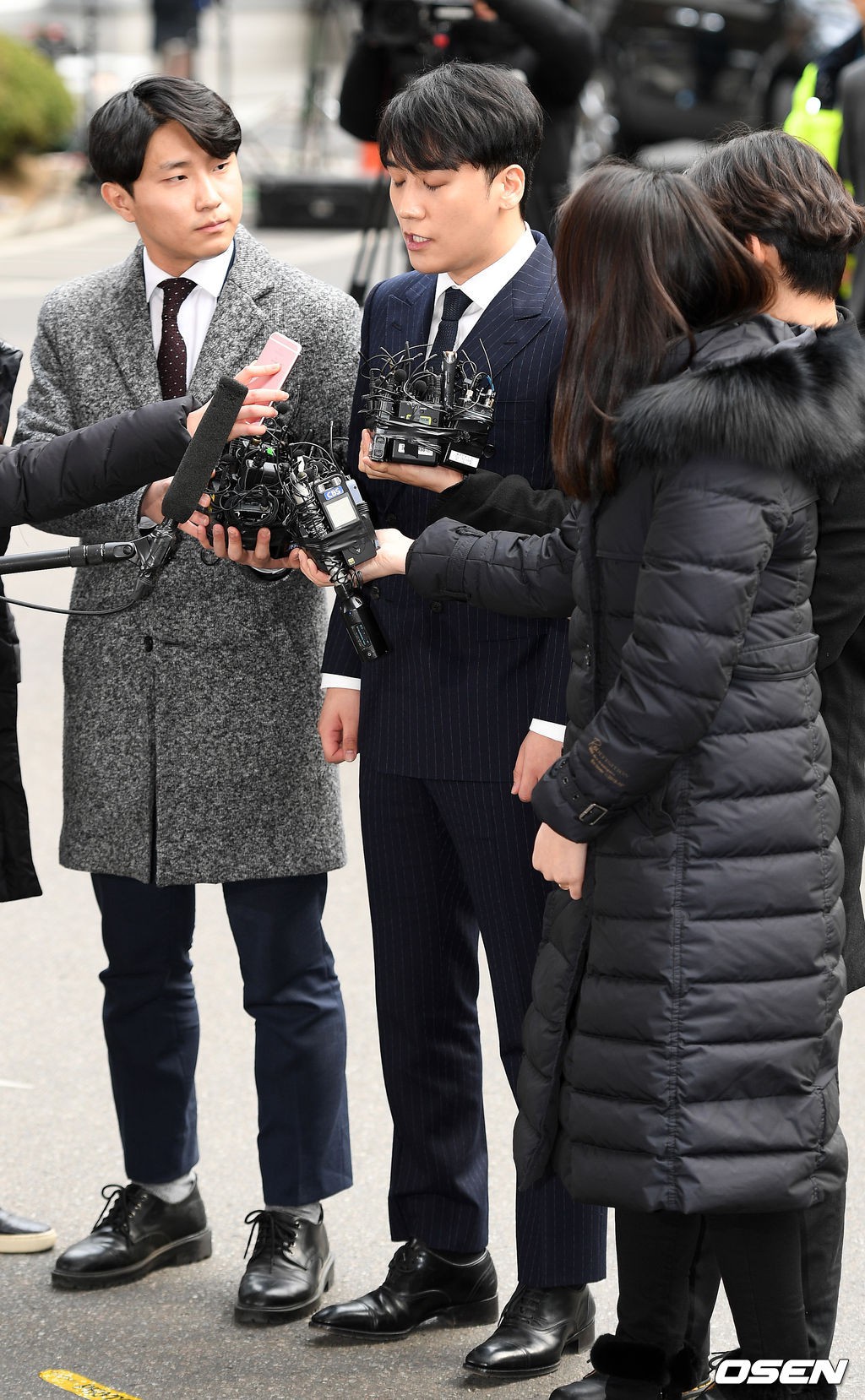 Clip Seungri chính thức trình diện để thẩm vấn: Vẫn đi xe sang nhưng tiều tuỵ hẳn, mắt đỏ rưng rưng xin lỗi nạn nhân Clip Seungri chính thức trình diện để thẩm vấn: Vẫn đi xe sang nhưng tiều tuỵ hẳn, mắt đỏ rưng rưng xin lỗi nạn nhân