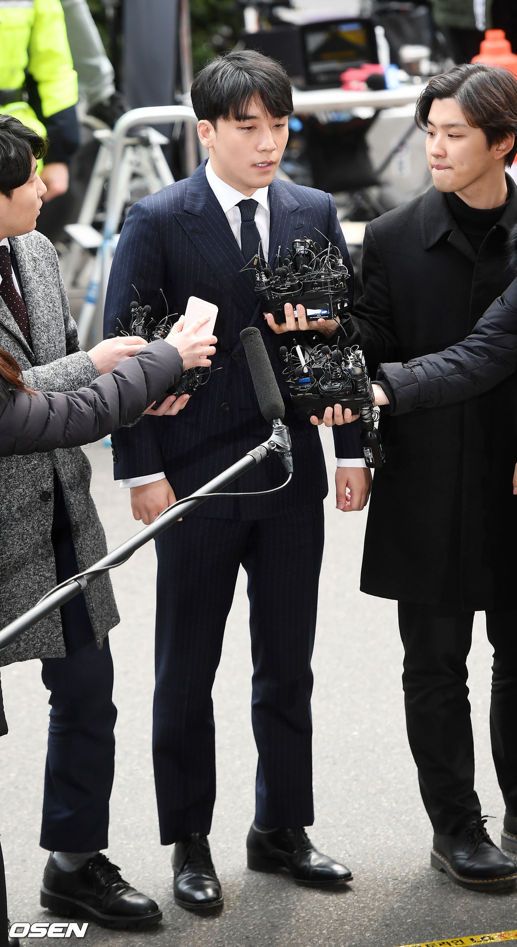 Clip Seungri chính thức trình diện để thẩm vấn: Vẫn đi xe sang nhưng tiều tuỵ hẳn, mắt đỏ rưng rưng xin lỗi nạn nhân Clip Seungri chính thức trình diện để thẩm vấn: Vẫn đi xe sang nhưng tiều tuỵ hẳn, mắt đỏ rưng rưng xin lỗi nạn nhân