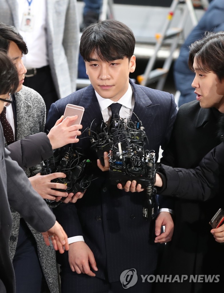 Clip Seungri chính thức trình diện để thẩm vấn: Vẫn đi xe sang nhưng tiều tuỵ hẳn, mắt đỏ rưng rưng xin lỗi nạn nhân