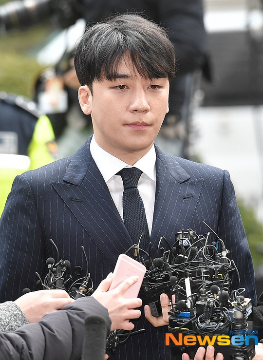 Clip Seungri chính thức trình diện để thẩm vấn: Vẫn đi xe sang nhưng tiều tuỵ hẳn, mắt đỏ rưng rưng xin lỗi nạn nhân Clip Seungri chính thức trình diện để thẩm vấn: Vẫn đi xe sang nhưng tiều tuỵ hẳn, mắt đỏ rưng rưng xin lỗi nạn nhân