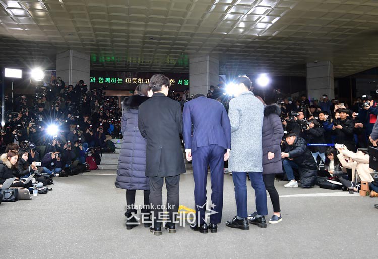 Clip Seungri chính thức trình diện để thẩm vấn: Vẫn đi xe sang nhưng tiều tuỵ hẳn, mắt đỏ rưng rưng xin lỗi nạn nhân Clip Seungri chính thức trình diện để thẩm vấn: Vẫn đi xe sang nhưng tiều tuỵ hẳn, mắt đỏ rưng rưng xin lỗi nạn nhân