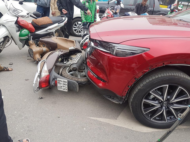 Hiện trường tai nạn xe Mazda đâm liên hoàn nhiều xe máy, tài xế nghi là nữ