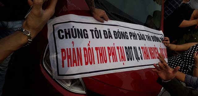 Nhiều người dân tập trung phản đối thu phí tại BOT Bờ Đậu Nhiều người dân tập trung phản đối thu phí tại BOT Bờ Đậu