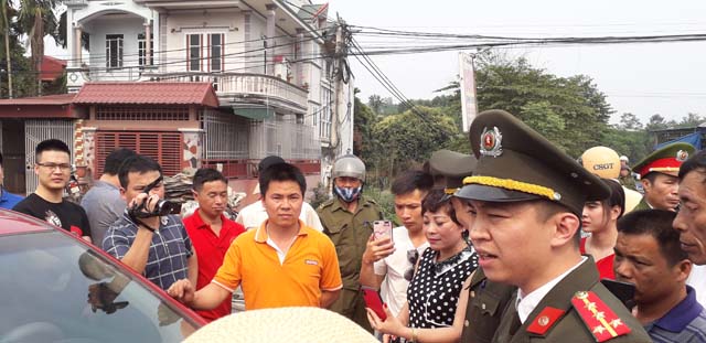 Nhiều người dân tập trung phản đối thu phí tại BOT Bờ Đậu Nhiều người dân tập trung phản đối thu phí tại BOT Bờ Đậu