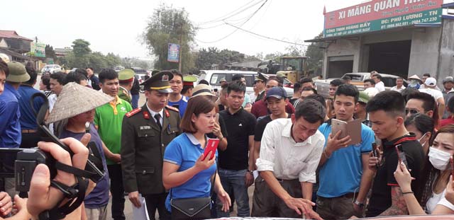 Nhiều người dân tập trung phản đối thu phí tại BOT Bờ Đậu Nhiều người dân tập trung phản đối thu phí tại BOT Bờ Đậu