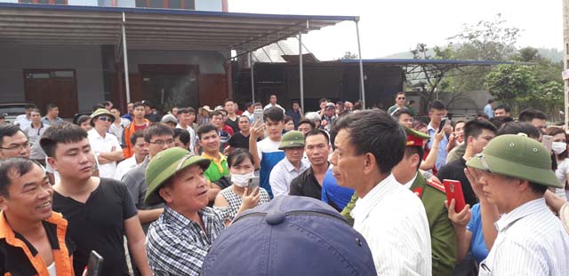 Nhiều người dân tập trung phản đối thu phí tại BOT Bờ Đậu