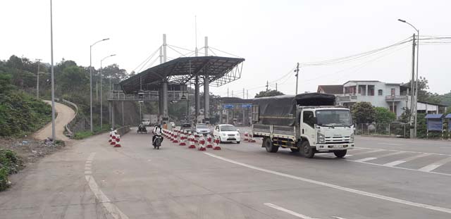 Nhiều người dân tập trung phản đối thu phí tại BOT Bờ Đậu