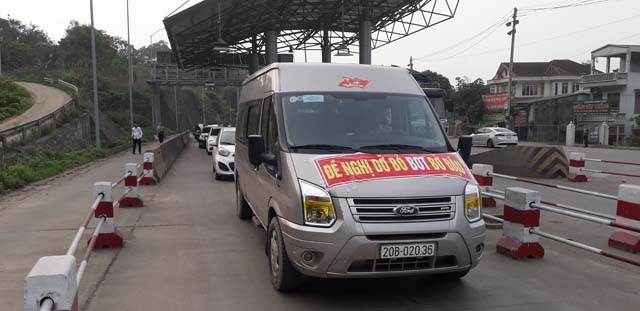 Nhiều người dân tập trung phản đối thu phí tại BOT Bờ Đậu