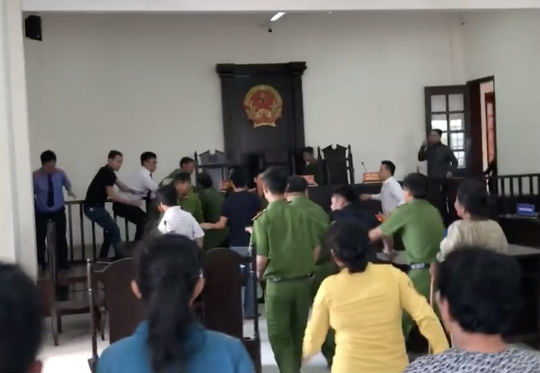 Náo loạn phiên toà ở Bình Chánh, cả nhà bị truy tố