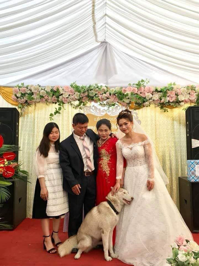 MC gọi nhà gái lên chụp ảnh cùng cô dâu, vậy là đại boss chớp ngay cơ hội chiếm trọn spotlight