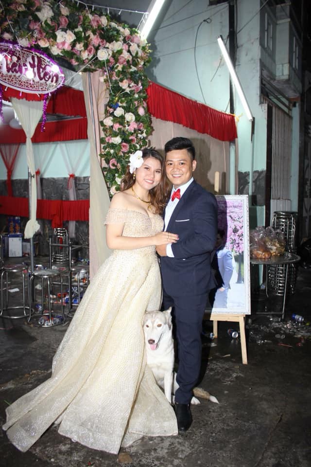 MC gọi nhà gái lên chụp ảnh cùng cô dâu, vậy là đại boss chớp ngay cơ hội chiếm trọn spotlight