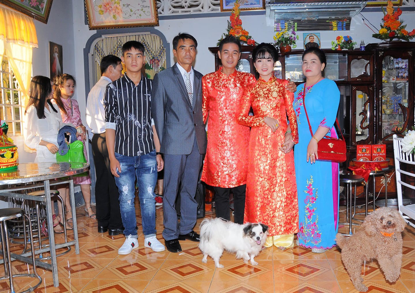 MC gọi nhà gái lên chụp ảnh cùng cô dâu, vậy là đại boss chớp ngay cơ hội chiếm trọn spotlight