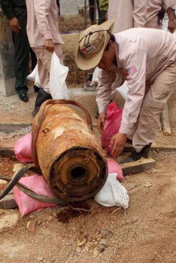 Quốc lộ 1A bị cấm 30 phút chờ tháo ngòi nổ quả bom