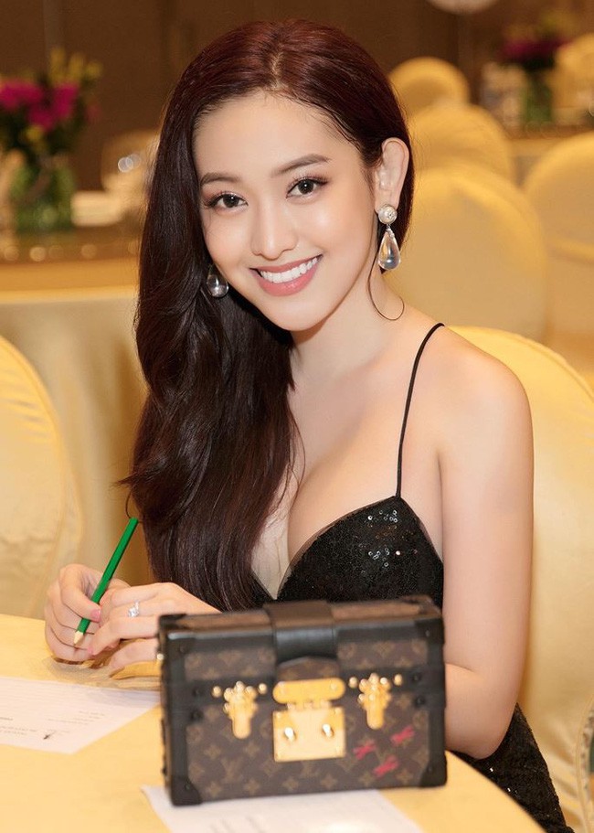 Hot girl thị phi Thúy Vi khoe dáng ở bể bơi, nhưng dân tình chỉ mải soi khoảnh khắc để lộ vùng nhạy cảm này