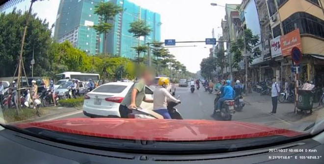 Người phụ nữ Sài Gòn bị ném đá vì dừng xe nghe điện thoại giữa đường