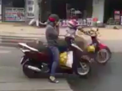 Người phụ nữ Sài Gòn bị ném đá vì dừng xe nghe điện thoại giữa đường