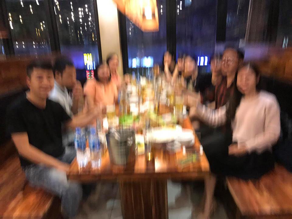 Những lần nhờ người khác chụp ảnh kỉ niệm và cái kết khiến nhóm bạn đứng hình, riêng dân mạng hoang mang vì tưởng mạng lag Những lần nhờ người khác chụp ảnh kỉ niệm và cái kết khiến nhóm bạn đứng hình, riêng dân mạng hoang mang vì tưởng mạng lag