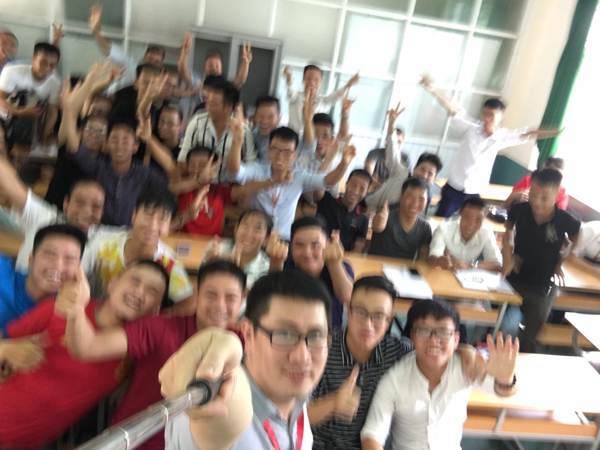 Những lần nhờ người khác chụp ảnh kỉ niệm và cái kết khiến nhóm bạn đứng hình, riêng dân mạng hoang mang vì tưởng mạng lag Những lần nhờ người khác chụp ảnh kỉ niệm và cái kết khiến nhóm bạn đứng hình, riêng dân mạng hoang mang vì tưởng mạng lag