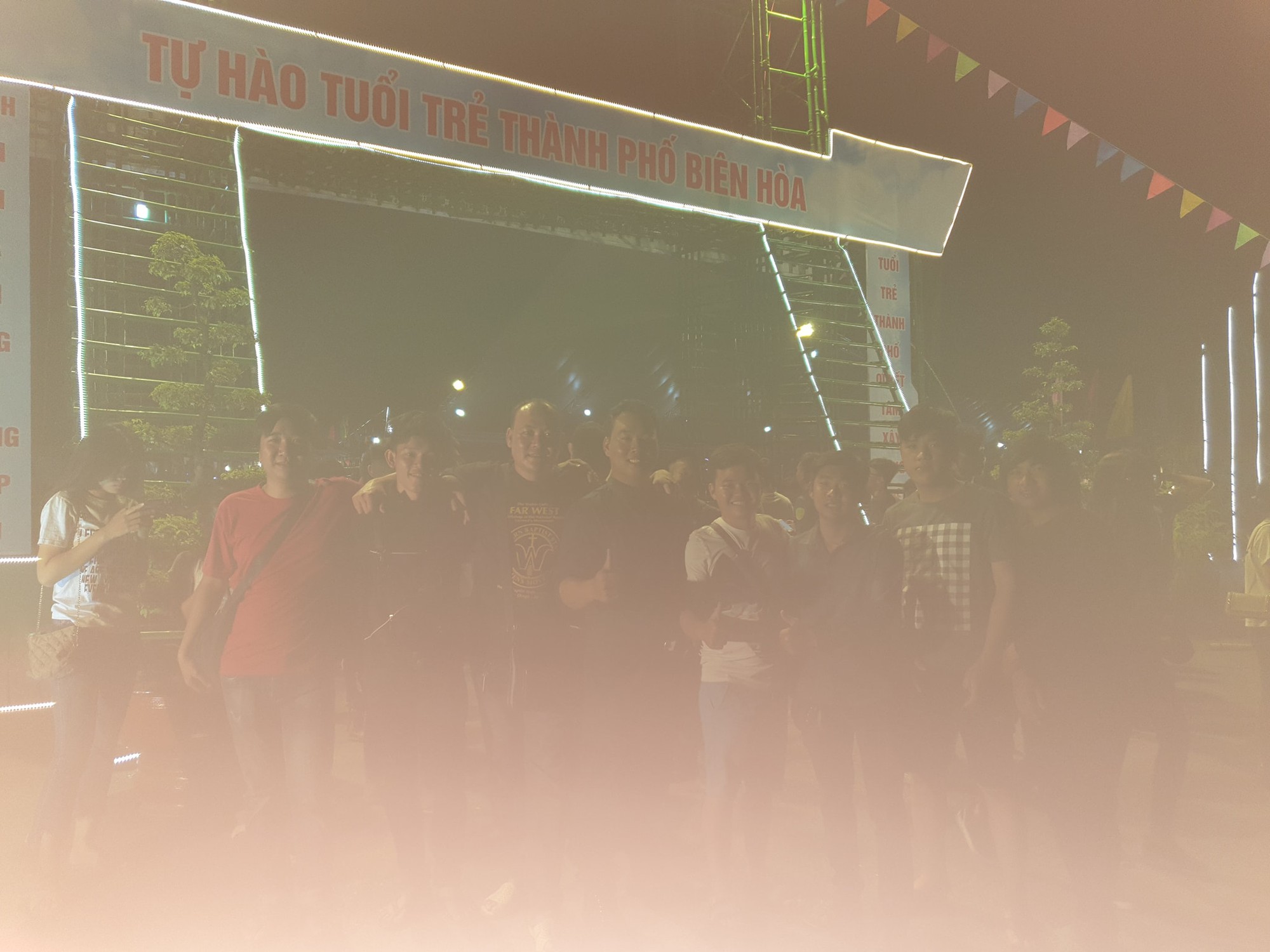 Những lần nhờ người khác chụp ảnh kỉ niệm và cái kết khiến nhóm bạn đứng hình, riêng dân mạng hoang mang vì tưởng mạng lag Những lần nhờ người khác chụp ảnh kỉ niệm và cái kết khiến nhóm bạn đứng hình, riêng dân mạng hoang mang vì tưởng mạng lag