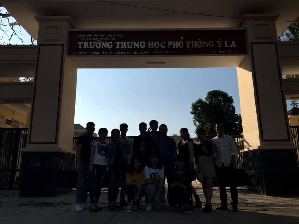 Những lần nhờ người khác chụp ảnh kỉ niệm và cái kết khiến nhóm bạn đứng hình, riêng dân mạng hoang mang vì tưởng mạng lag Những lần nhờ người khác chụp ảnh kỉ niệm và cái kết khiến nhóm bạn đứng hình, riêng dân mạng hoang mang vì tưởng mạng lag