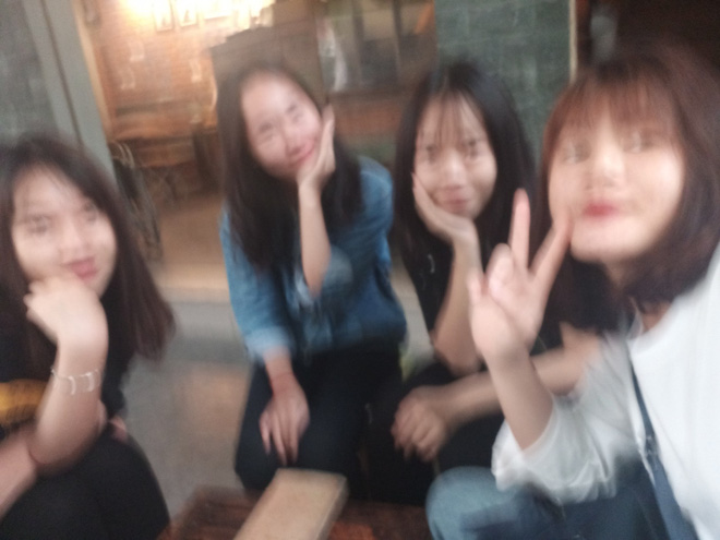 Những lần nhờ người khác chụp ảnh kỉ niệm và cái kết khiến nhóm bạn đứng hình, riêng dân mạng hoang mang vì tưởng mạng lag Những lần nhờ người khác chụp ảnh kỉ niệm và cái kết khiến nhóm bạn đứng hình, riêng dân mạng hoang mang vì tưởng mạng lag