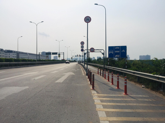 Đoạn bê-tông ở đường dẫn cao tốc gây chết người đã thay bằng cọc tiêu