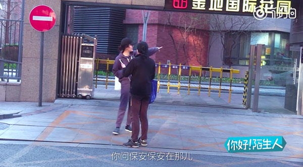 Lơ đẹp người lạc đường xin giúp đỡ, Lý Tiểu Lộ nhận mưa gạch đá từ cư dân mạng